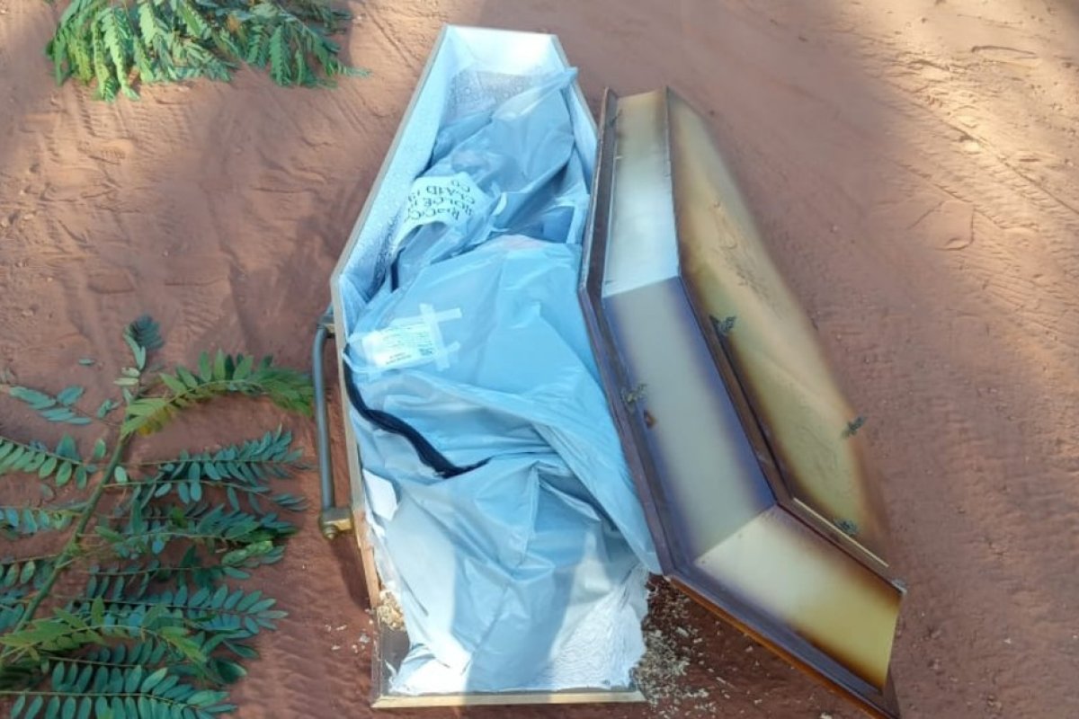 Caixão com corpo é encontrado em estrada que liga cidades no oeste da Bahia