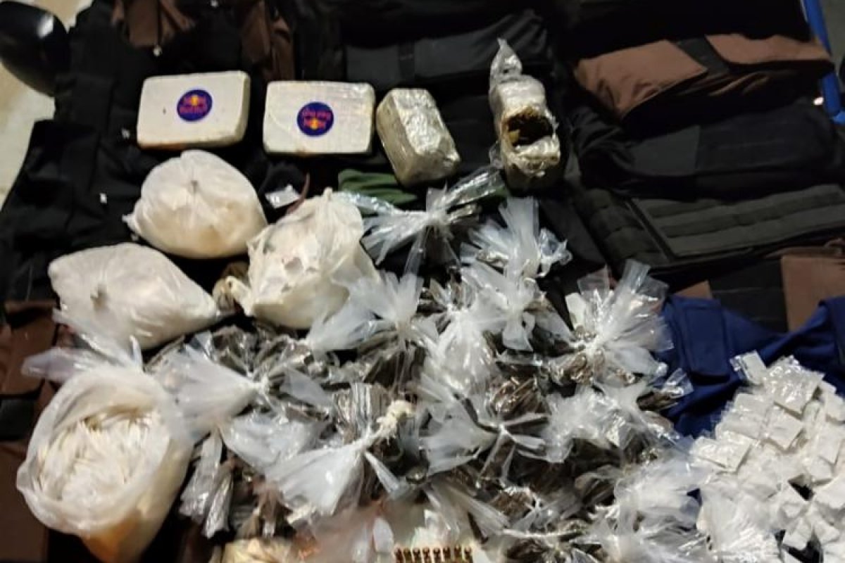 Polícia desmonta ponto de drogas no bairro de Campinas de Brotas, em Salvador