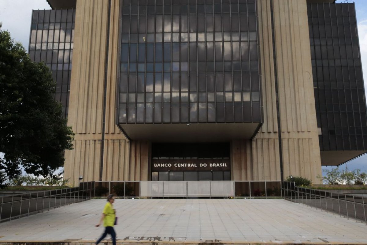 BC prevê possibilidade de 'reversão temporária' na atividade econômica em 2021