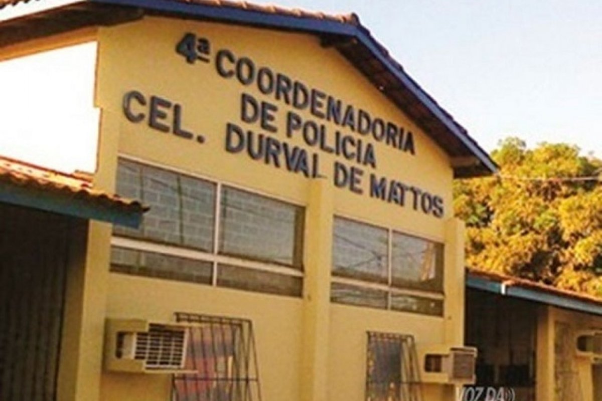 Homem é preso após atirar na cabeça da companheira e tratar ferimento com folhas