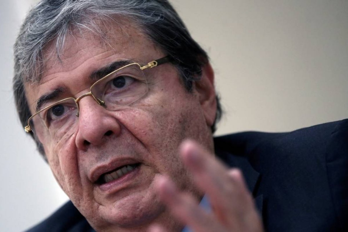 Ministro da Defesa da Colômbia morre de pneumonia viral ligada à Covid-19