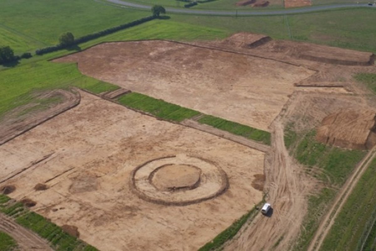 Cerca de três mil esqueletos e artefatos são encontrados em terreno na Inglaterra