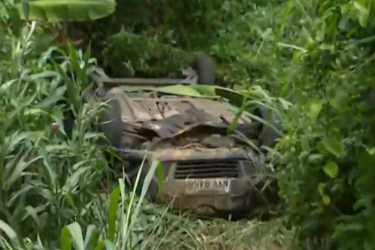 Assaltantes fogem após carro capotar em perseguição policial na região do bairro de Águas Claras, em Salvador