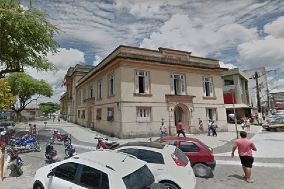 Servidora é exonerada por pegar doses de vacinas contra a Covid-19