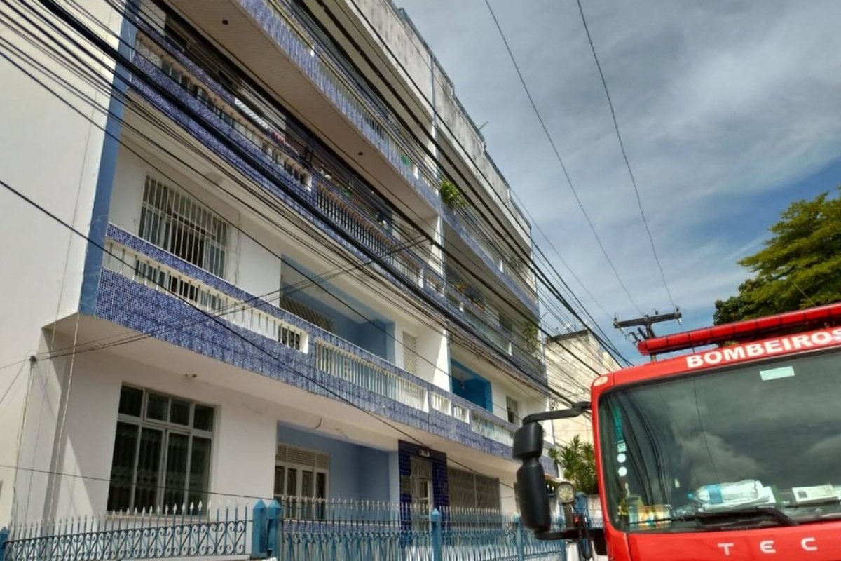 Incêndio atinge apartamento em prédio no bairro de Acupe de Brotas, em Salvador