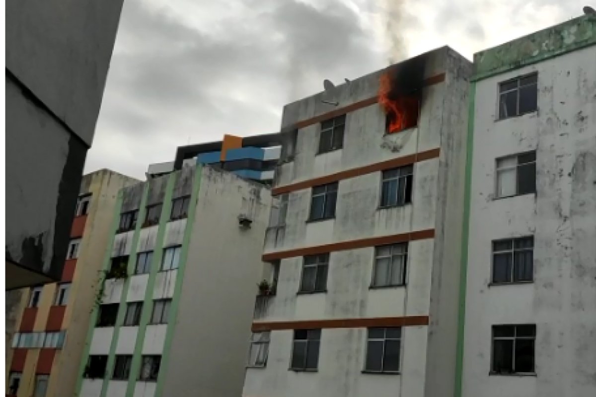 Apartamento pega fogo no Rio Vermelho, em Salvador
