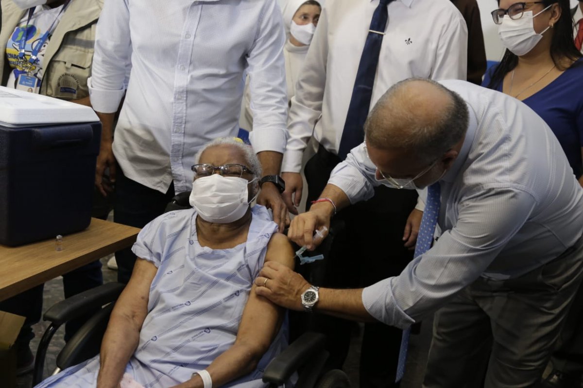 DPU recomenda à Saúde implantar sistema contra fura-filas da vacinação 