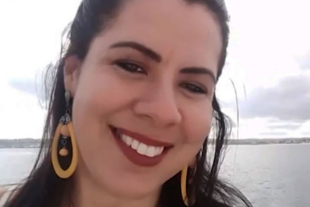 Suspeito pela morte de mulher achada carbonizada dentro de carro segue foragido