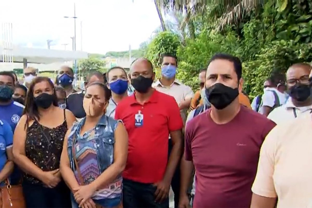 Em protesto, funcionários da Falcão Real impede saída de ônibus da rodoviária de Salvador