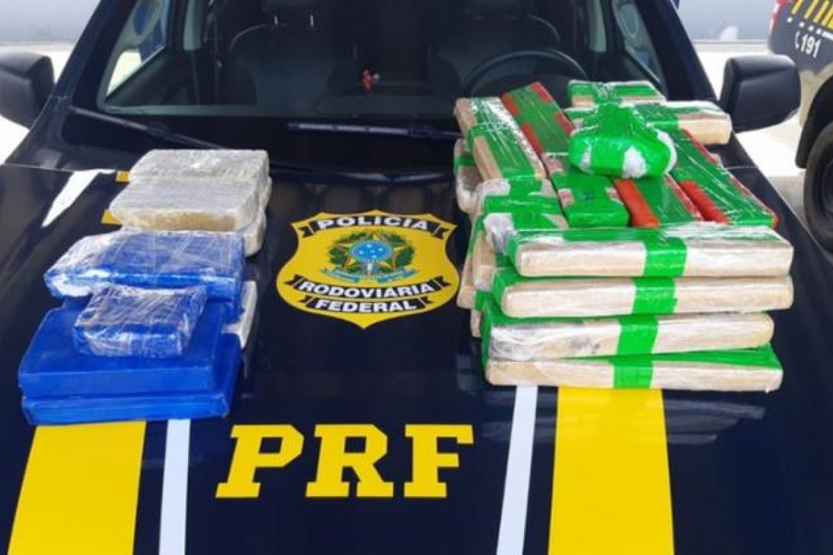 Homem é preso com 40 kg de drogas após abordagem na BR-242