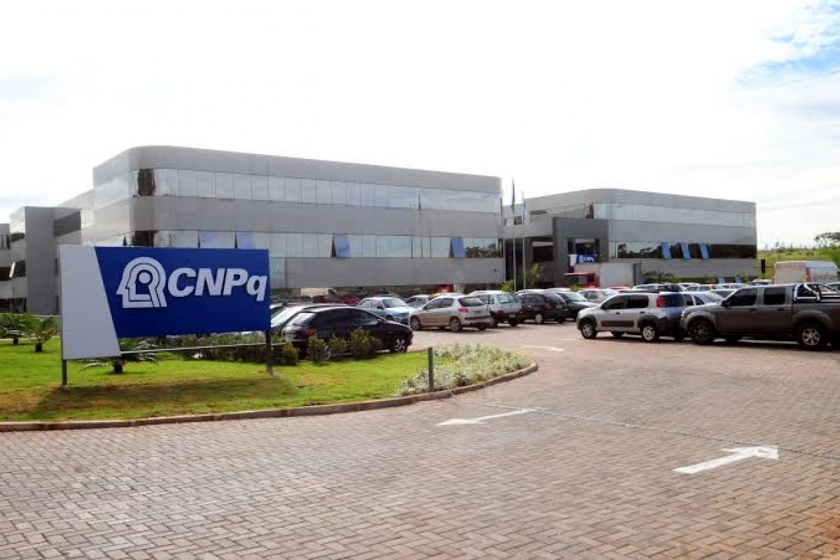 CNPq suspende apoio para novos bolsistas