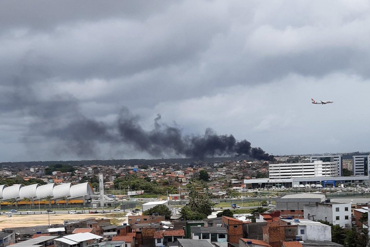 Homens ateiam fogo em ônibus no bairro de São Cristóvão, em Salvador