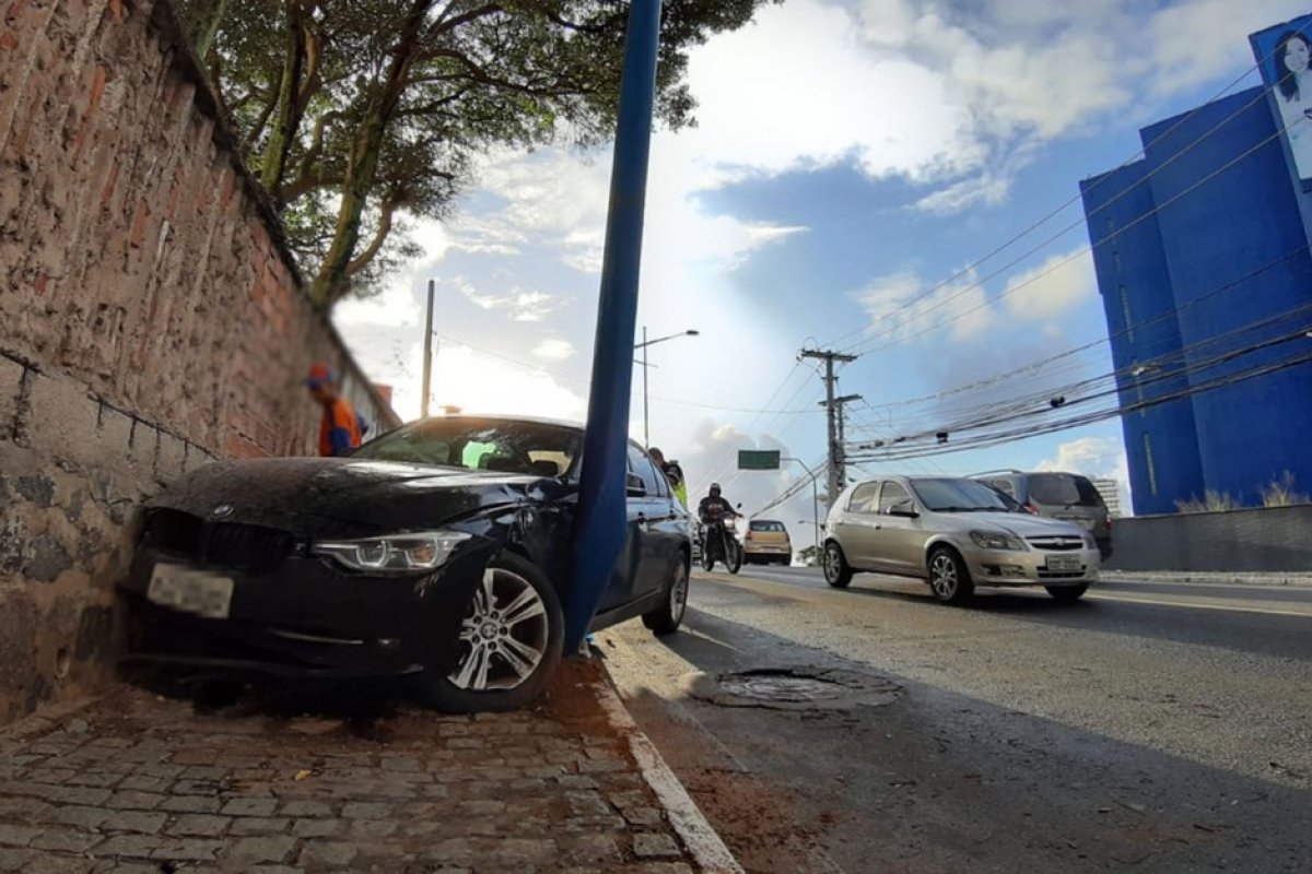 Motorista de carro de luxo bate em muro no Stiep