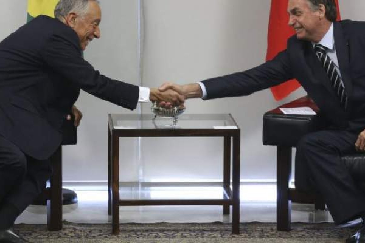 Bolsonaro parabeniza presidente de Portugal nas redes sociais por reeleição