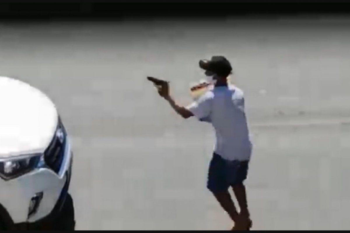 Vídeo: Homem se passa por ambulante para assaltar motoristas na Avenida Brasil, no RJ