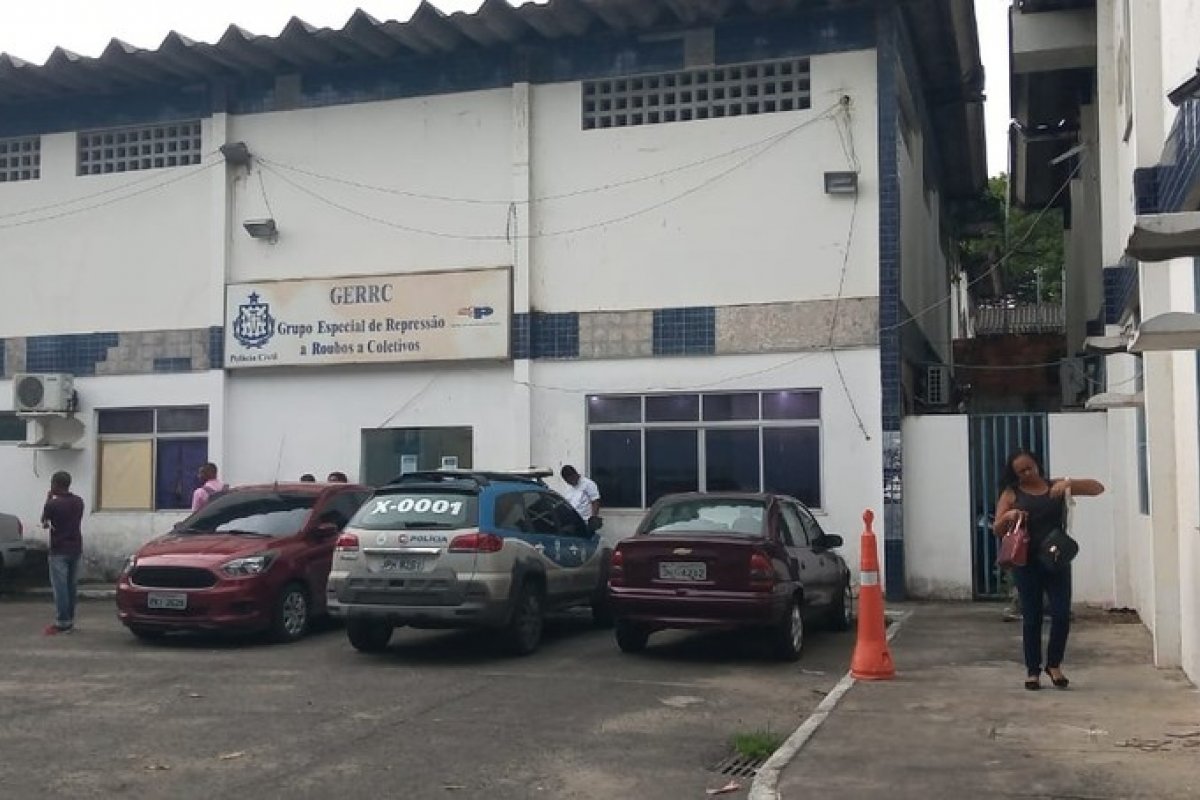 Ônibus é assaltado por dupla armada em Salvador