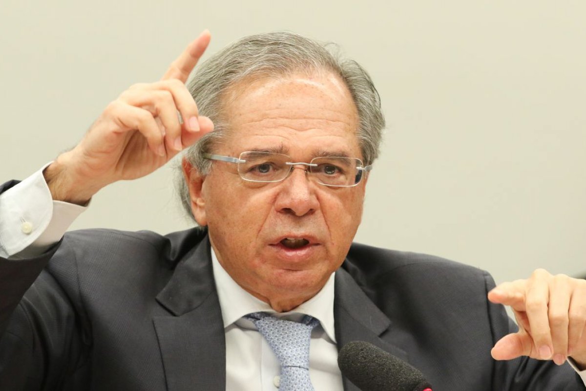 Governo estuda opções para facilitar corte de jornada e salário com aumento de casos de Covid-19