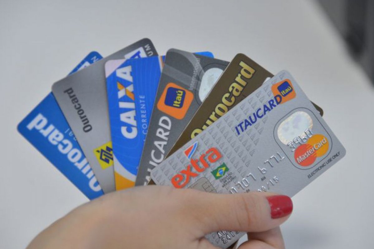 Juros do cartão e cheque especial encerram 2020 mais caros