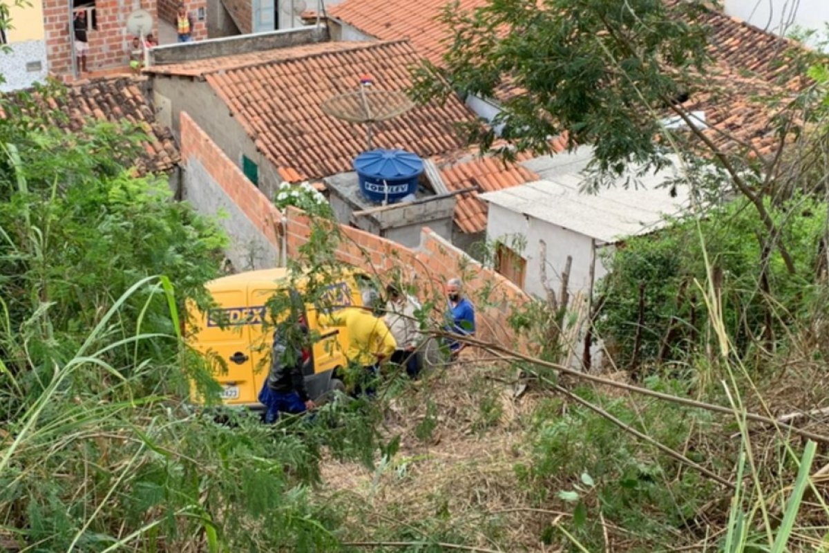 Carro dos Correios despenca de barranco e atinge casa na Bahia 