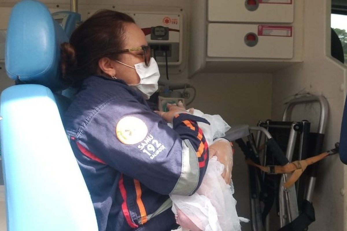 Gestante dá à luz em carro após veículo parar em engarrafamento na Avenida Paralela