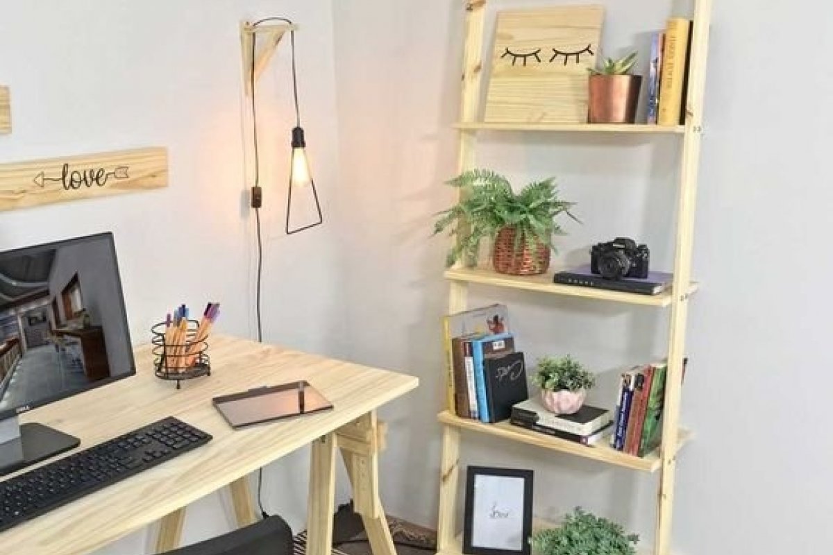 A versatilidade das estantes de madeira