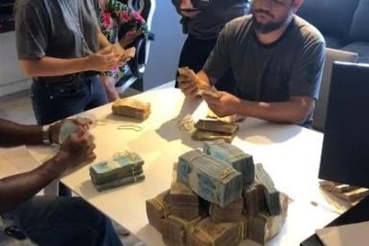 Polícia apreende passaporte e R$ 473 mil em imóveis de Nego do Borel