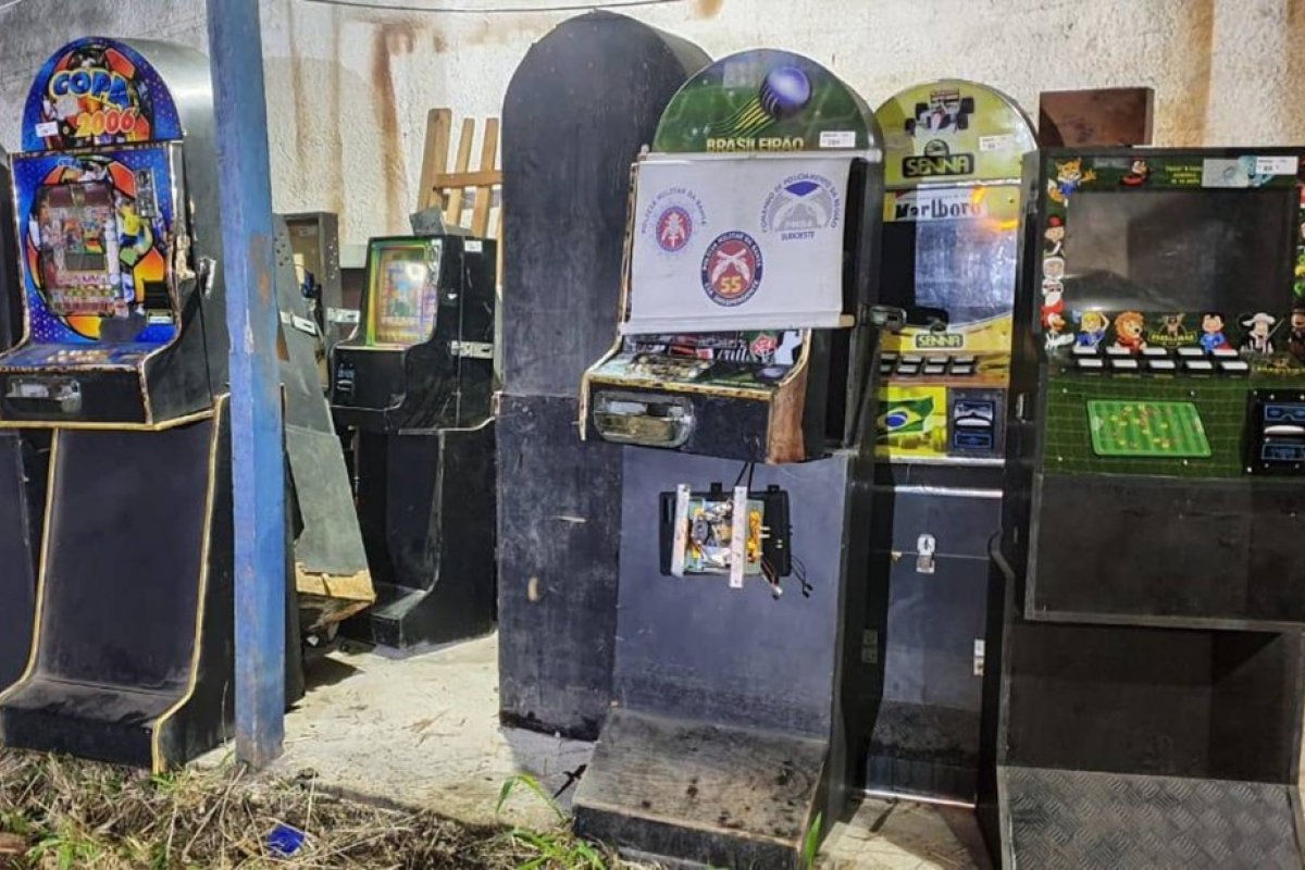 Máquinas caça-níqueis são apreendidas durante operação da PM em Ipiaú, no sul da Bahia