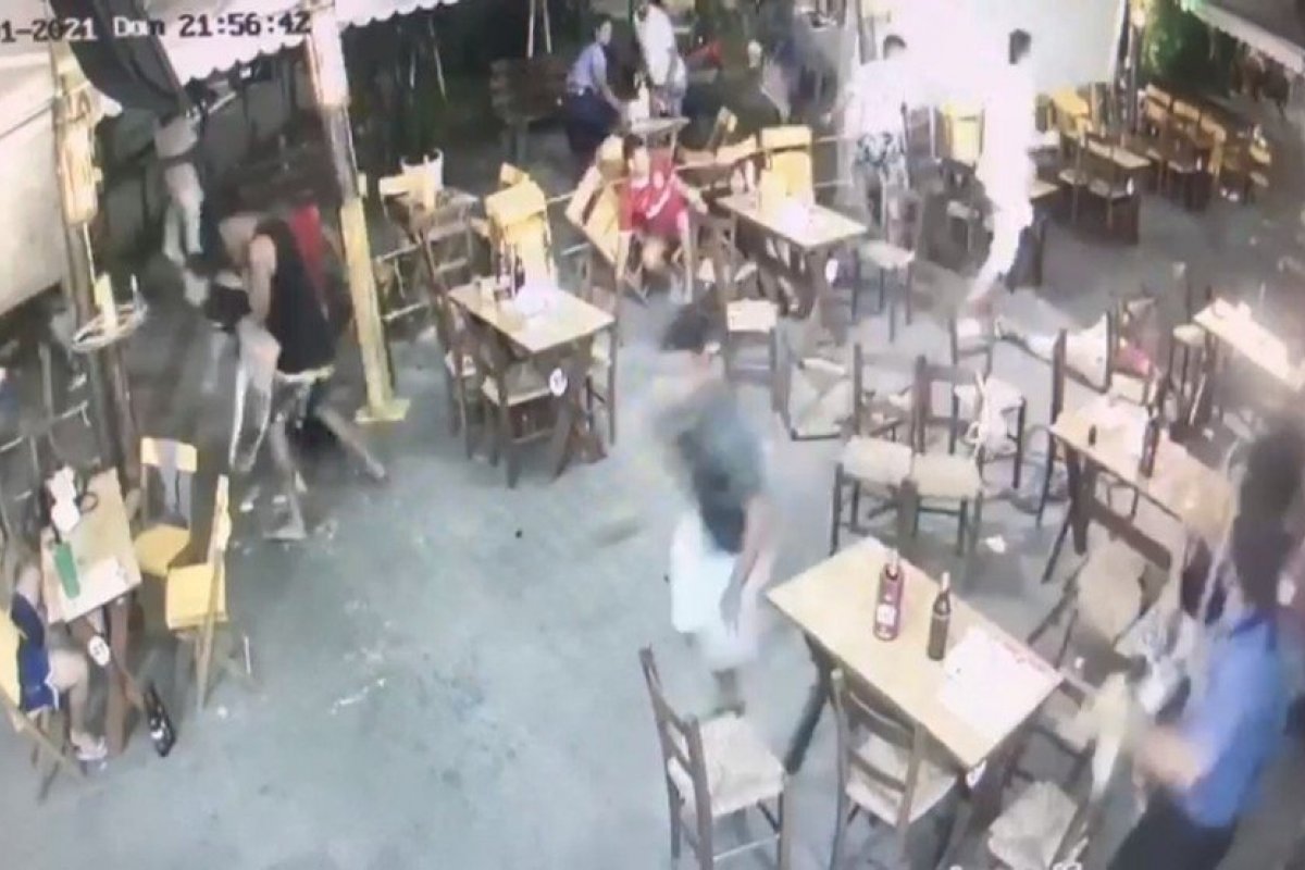 Vídeo flagra momento em que advogado atira e mata barbeiro dentro de um bar no bairro do Imbuí, em Salvador