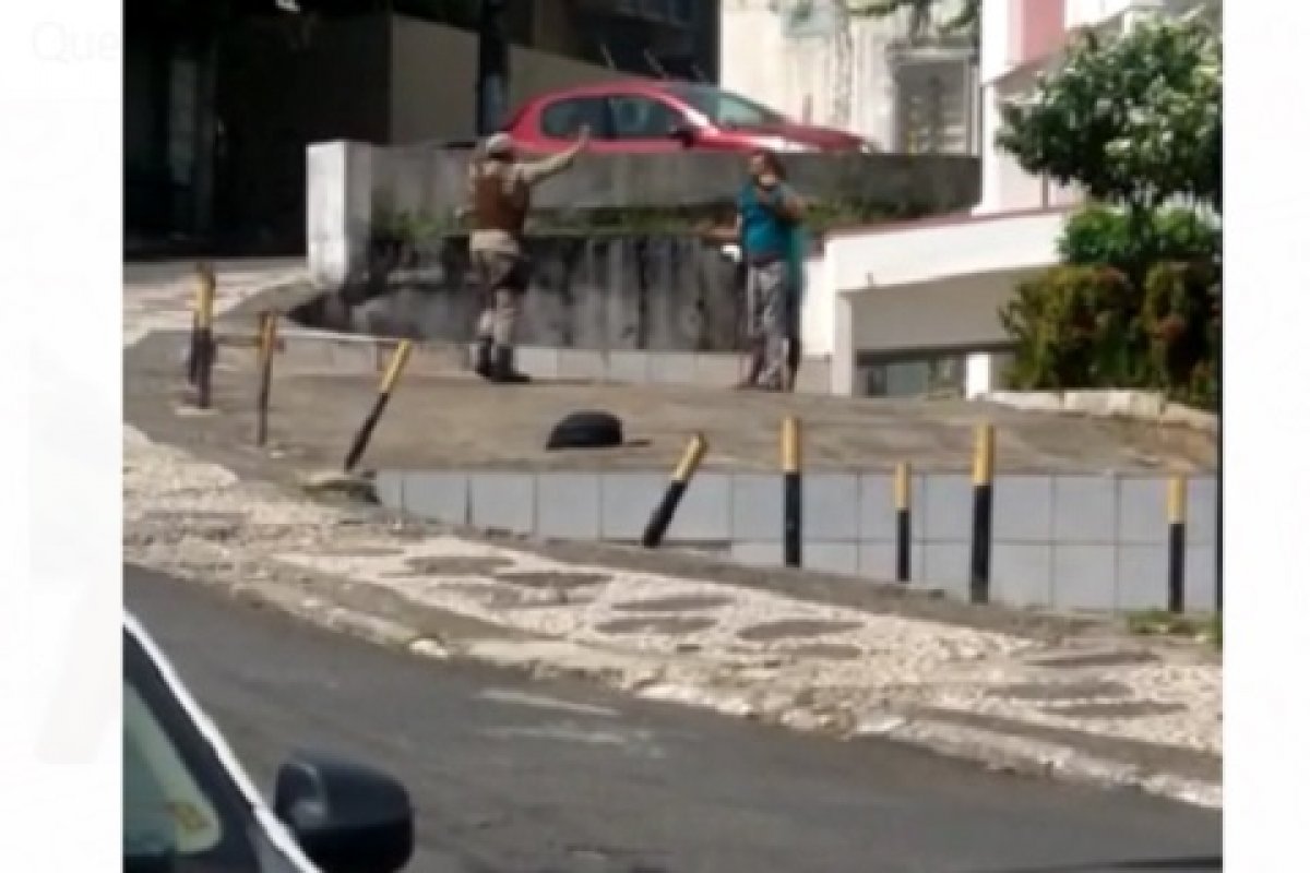 Vídeo: criminoso faz homem de refém no bairro do Rio Vermelho, em Salvador