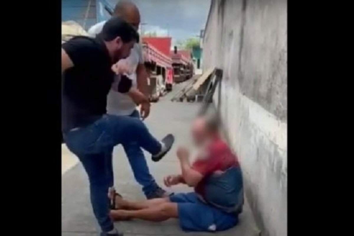 Movimento de população de rua repudia agressão de Marcell Moraes contra idoso que bateu em cachorro