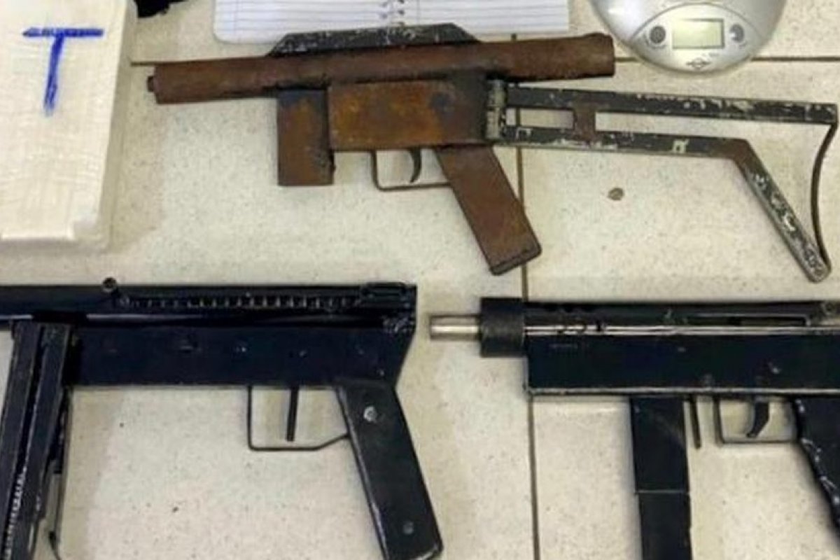 Dupla é presa com três submetralhadoras em São Cristóvão, bairro de Salvador