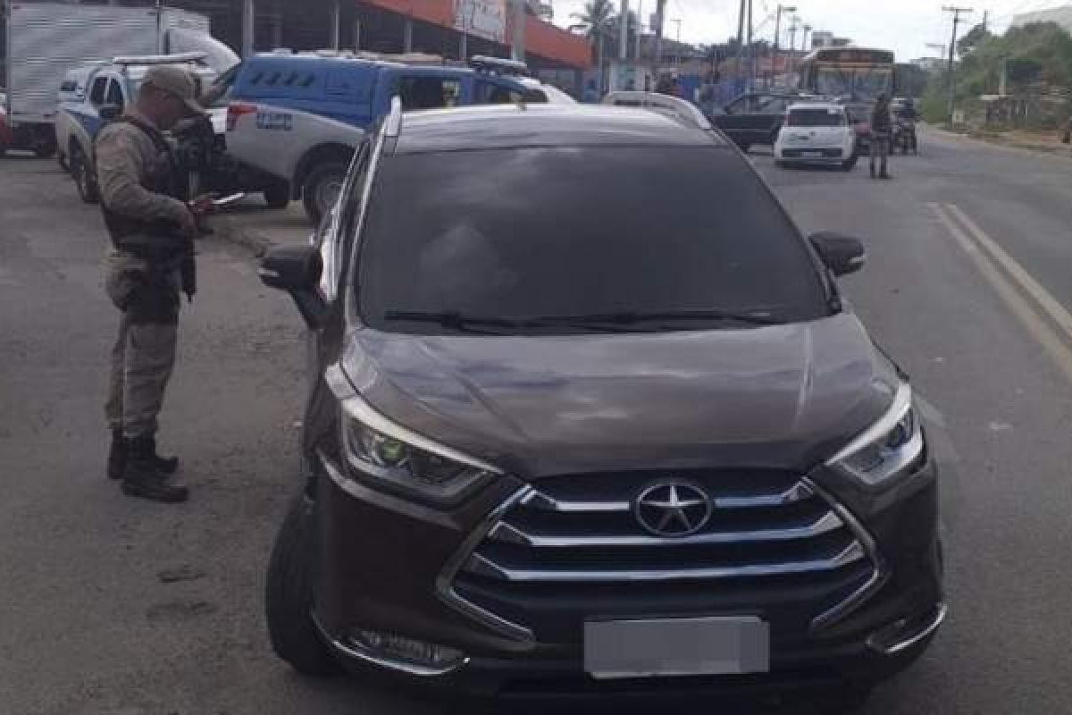 Carro roubado é recuperado após acidente no bairro de Valéria, em Salvador