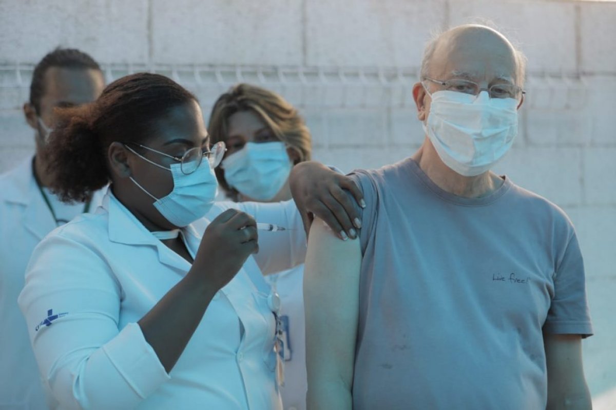 Discrepância no registro de vacinados contra a Covid-19 de secretarias e ministério chega a 69,4%