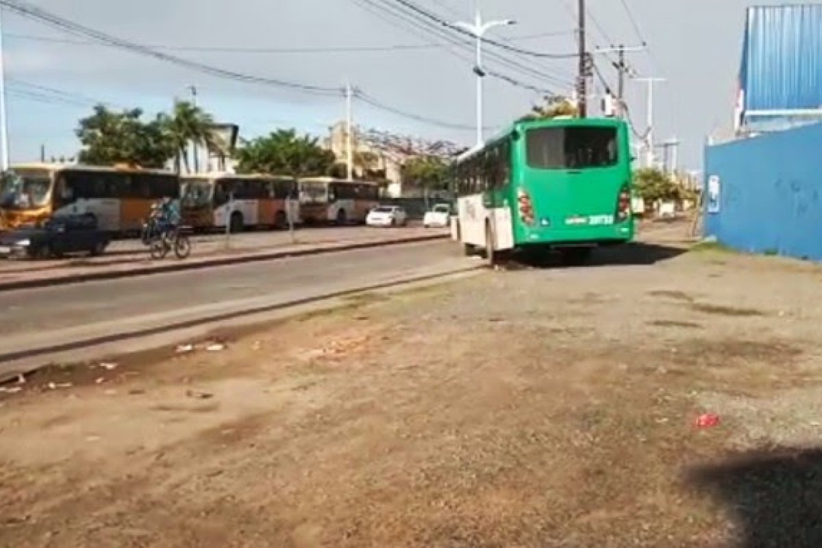 Ônibus é assaltado por quatro homens armados no subúrbio de Salvador