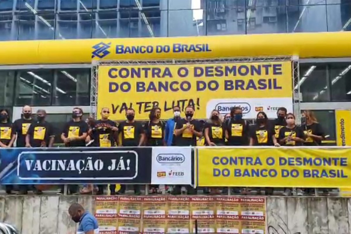 Funcionários do Banco do Brasil protestam contra plano de demissões e fechamento de agências, em Salvador
