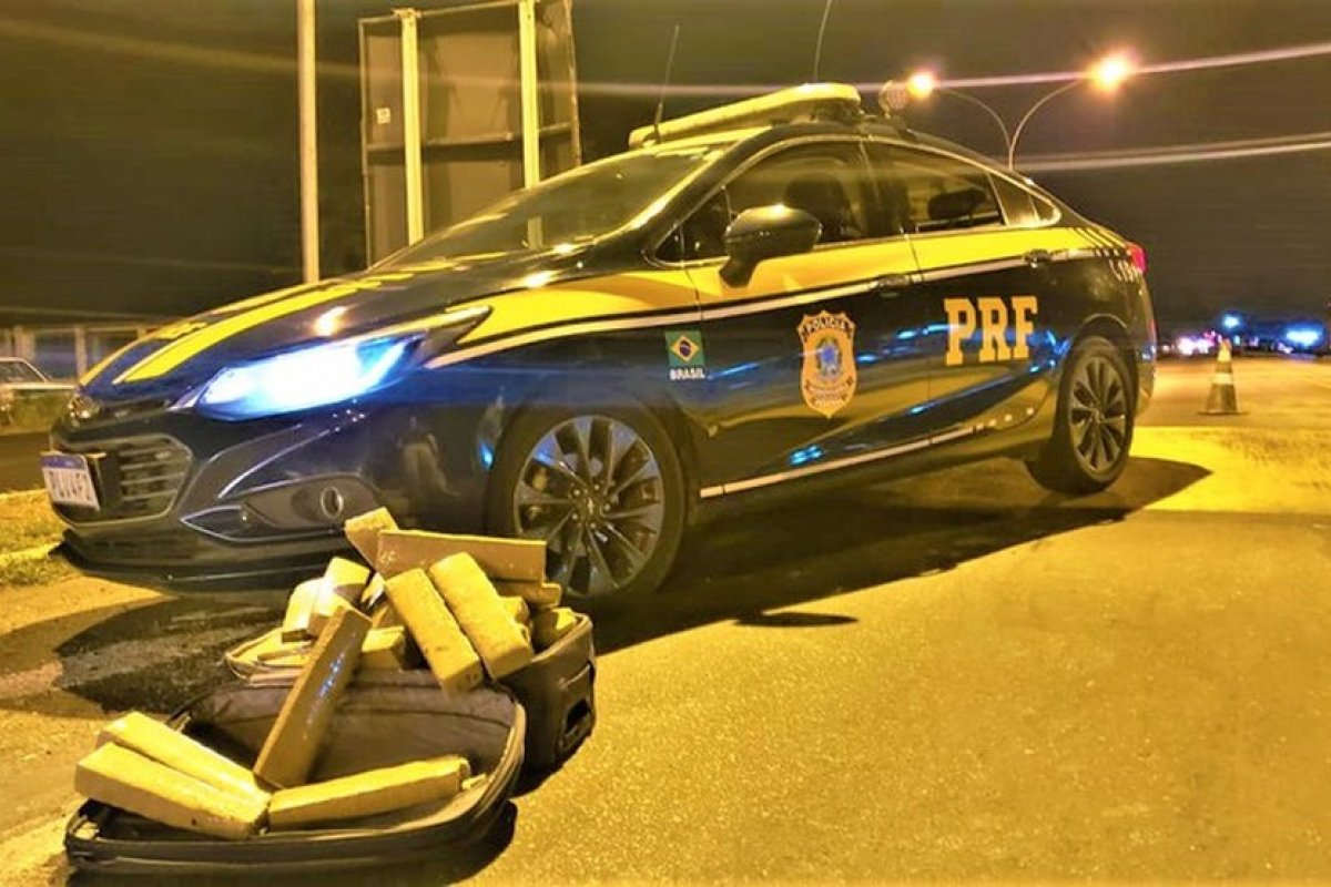 Casal é preso com 30 kg de maconha em porta-malas de carro de passeio no sudoeste da Bahia