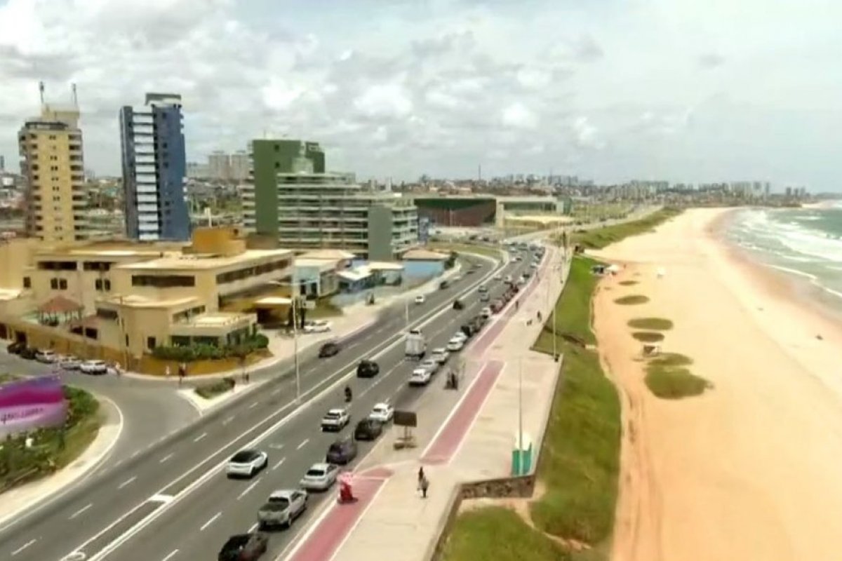 Em segundo dia de vacinação drive thru, Centro de Convenções de Salvador tem espera de 2 horas