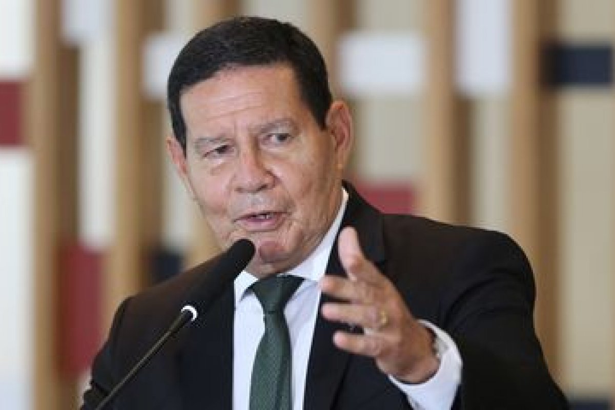 Vídeo: "Lealdade é uma estrada de mão dupla", diz Mourão após demitir assessor