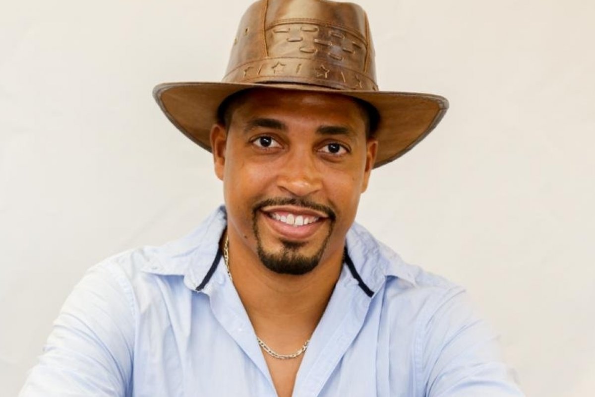 Cantor Raffinha Oliver se prepara para lançar "Volta Luísa", seu primeiro single/clipe de trabalho