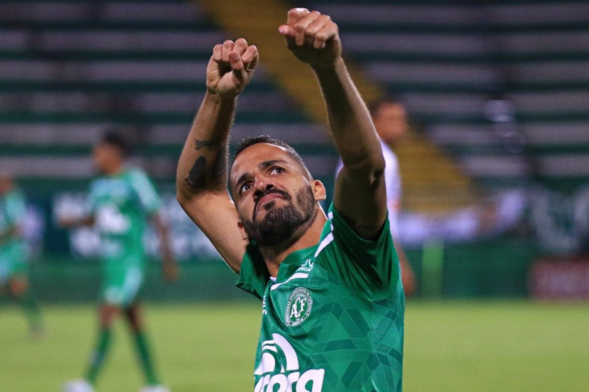 Chapecoense marca no fim do jogo e é campeã da Série B