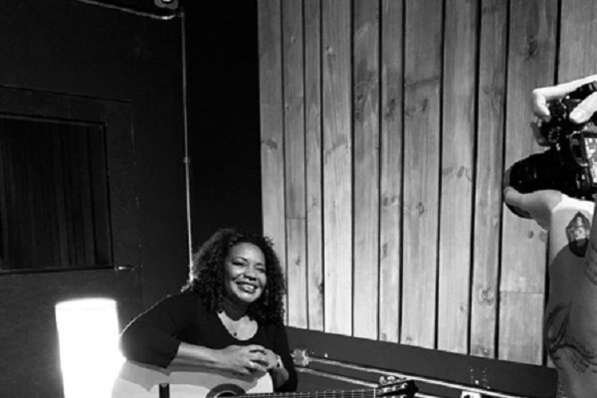 Margareth Menezes interpreta música em homenagem á Irmã Dulce