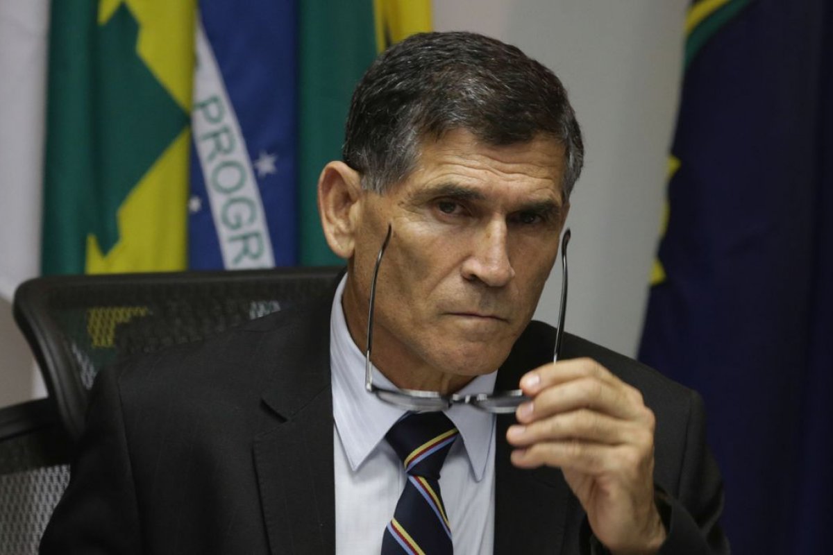 "'Populismo barato", diz general Santa Cruz ao falar sobre gestão de Bolsonaro