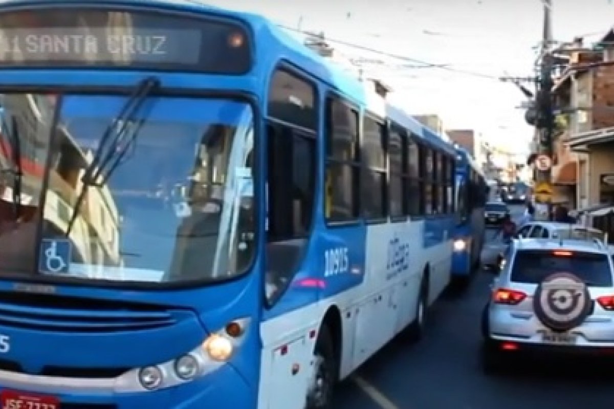 Ônibus voltam a circular no bairro de Santa Cruz