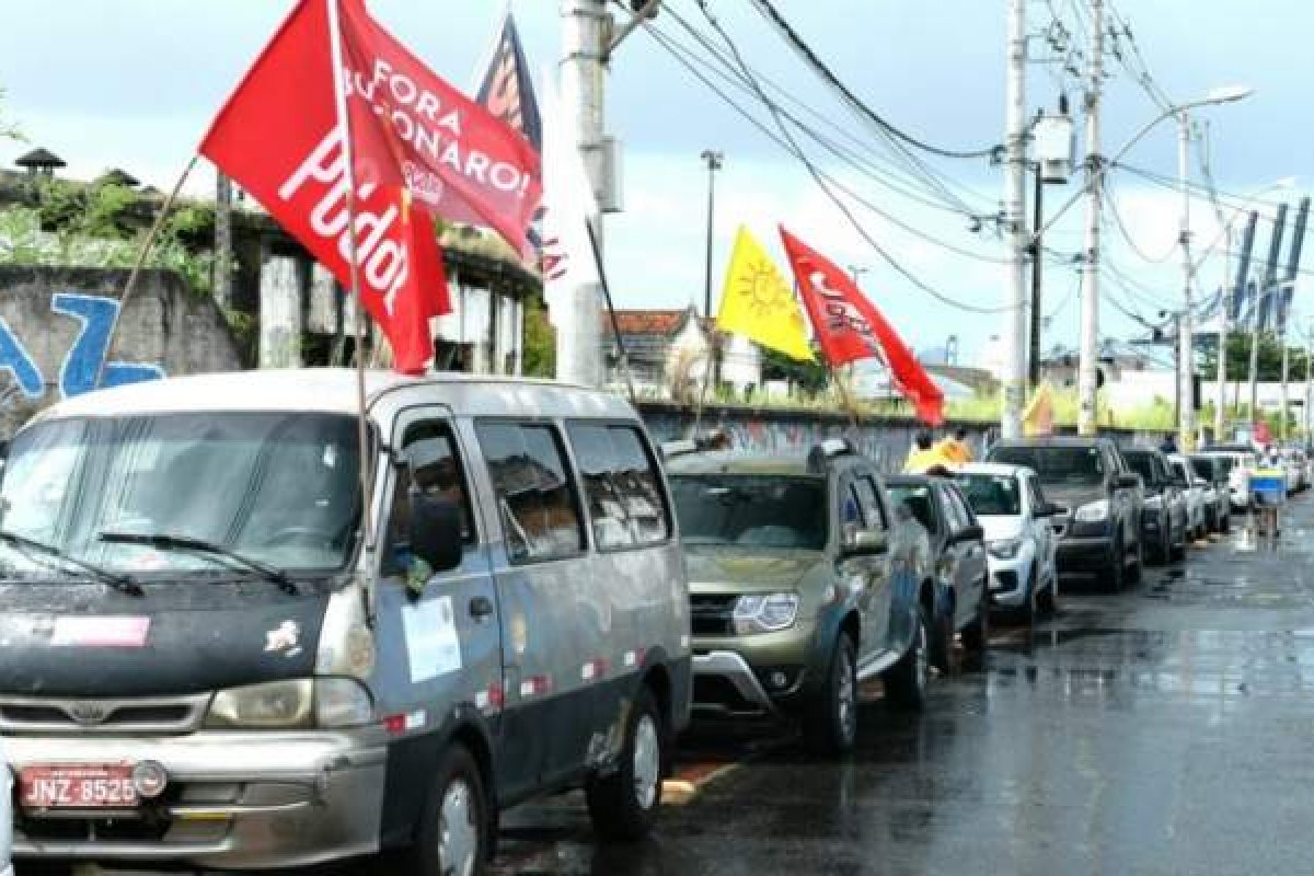 Em carreata, manifestantes pedem impeachment de Bolsonaro em Salvador