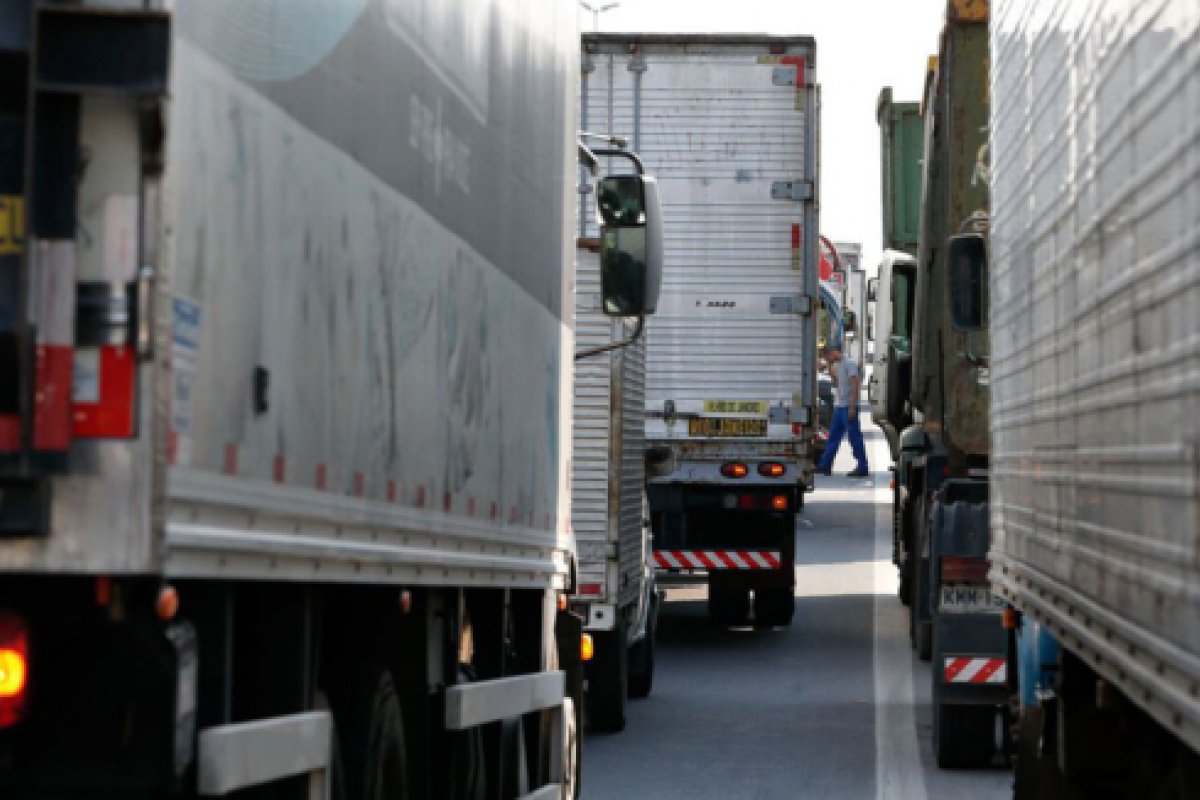 Entidades que representam caminhoneiros planejam greve a partir de segunda-feira (1º)