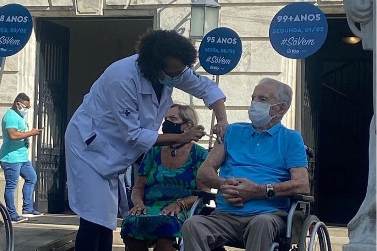 Aos 101 anos, o eterno Seu Peru da Escolinha do Professor Raimundo, é vacinado contra Covid-19