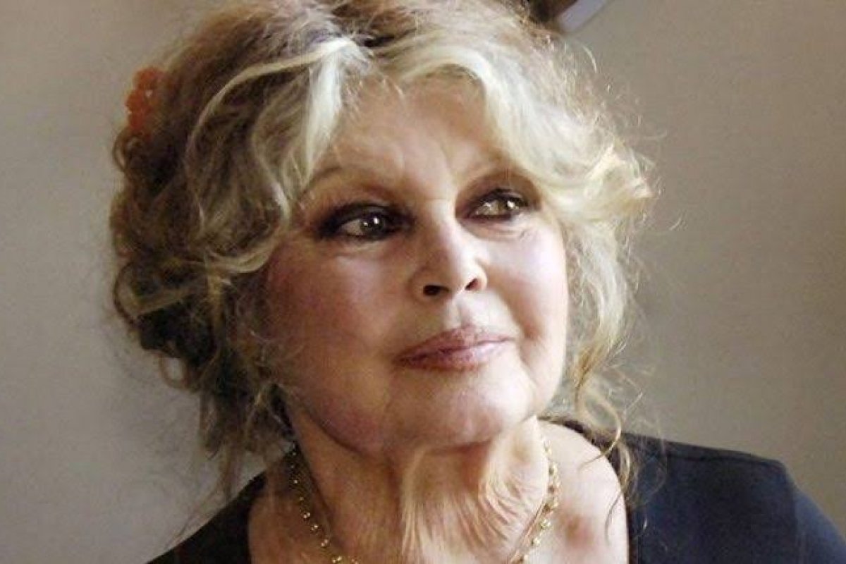 Aos 86 anos, Brigitte Bardot declara que pandemia é positiva: "Controla a superpopulação"