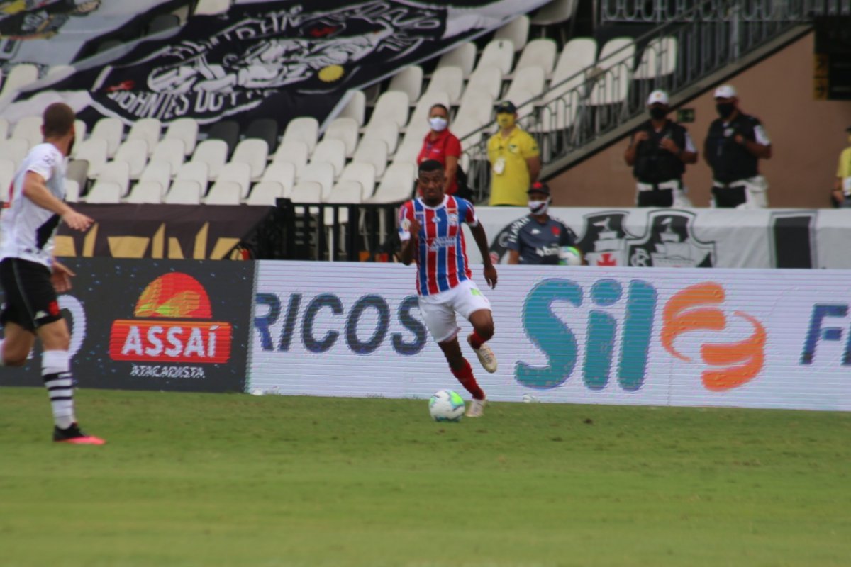 Com um a mais, Bahia empata com Vasco em São Januário pelo Brasileirão