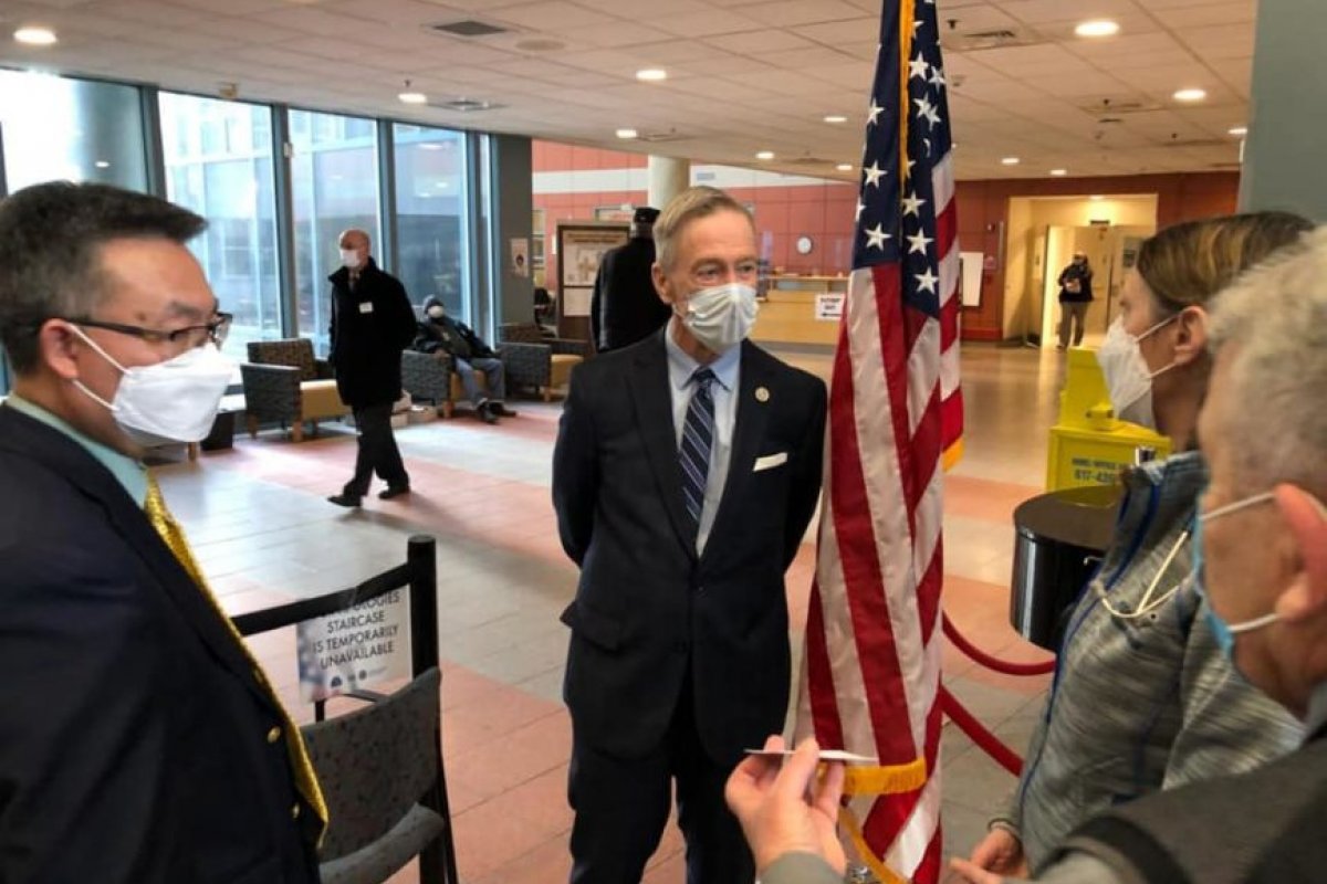 Deputado dos EUA é diagnosticado com covid-19 depois de 2ª dose da vacina da Pfizer