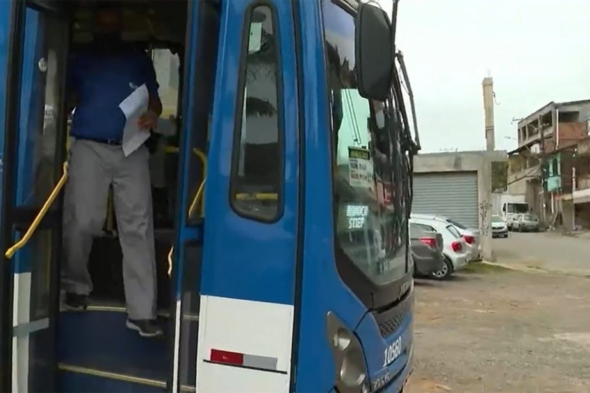 Coletivos voltam a circular no fim de linha do Parque São Cristóvão cinco dias depois ônibus ser incendiado